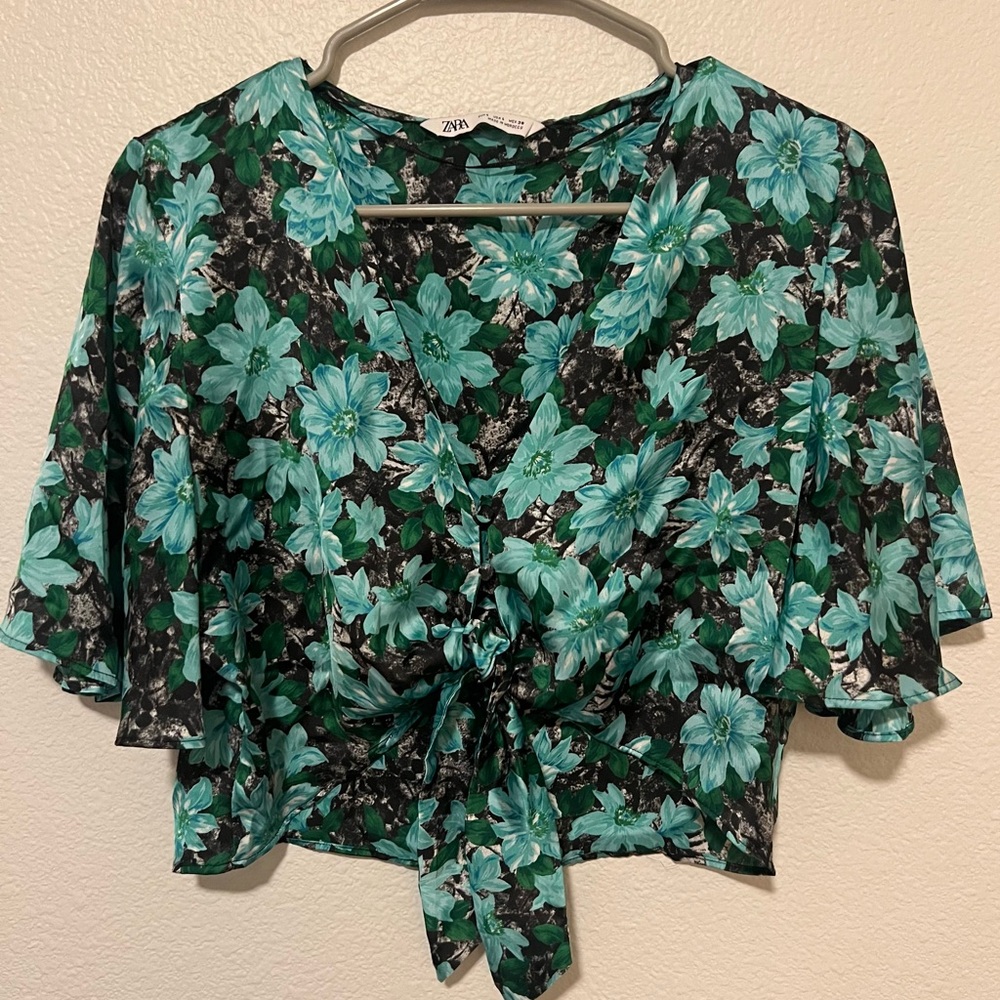 NWOT Zara floral tie-front top